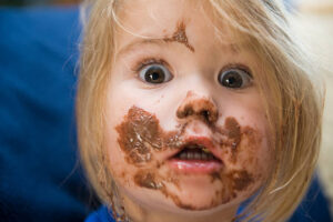 Bébé mange du chocolat DME